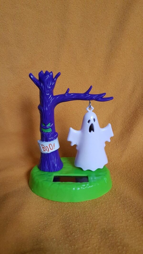 Hangend spook aan paarse boom-C